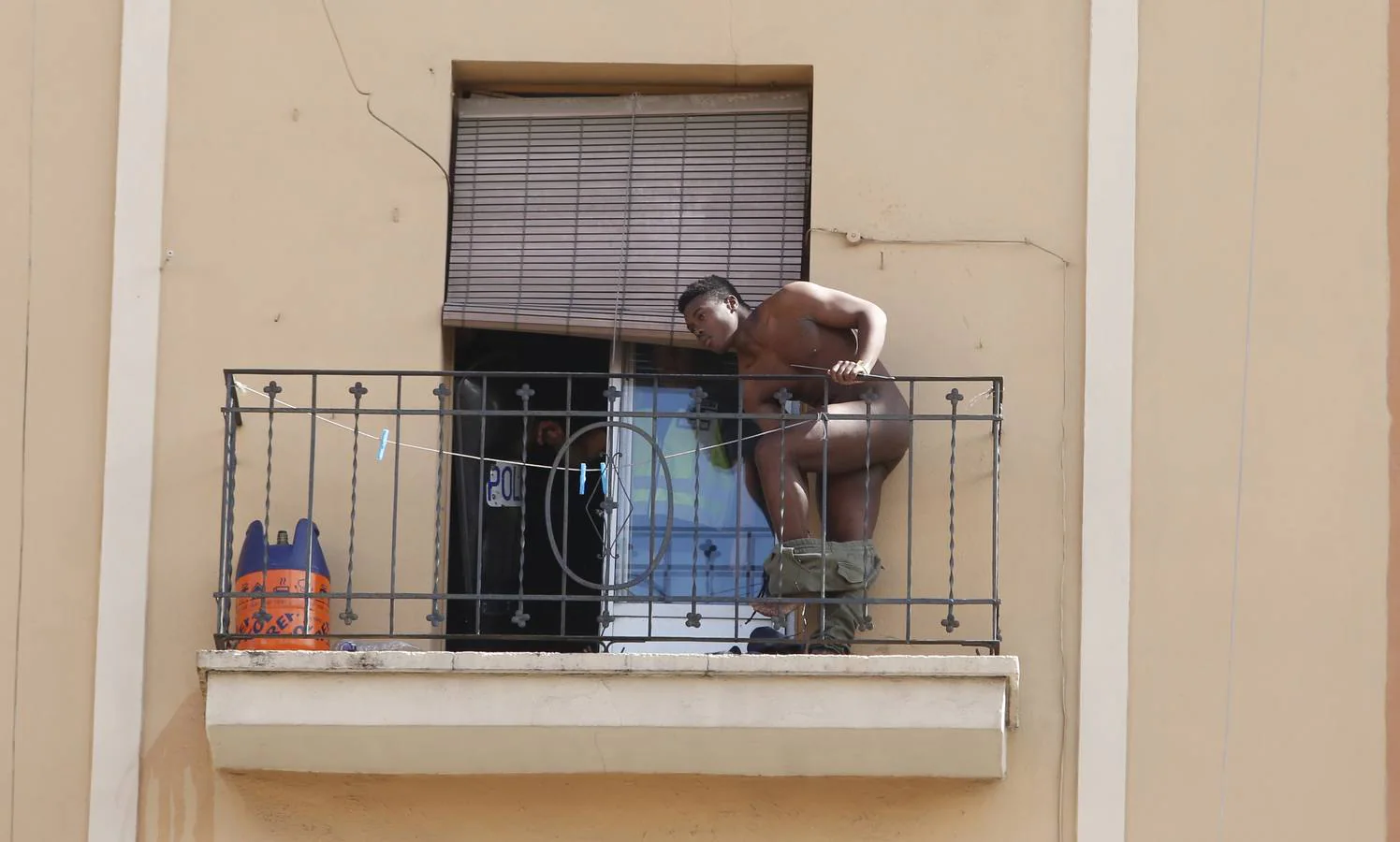 Un joven se ha atrincherado este lunes en el balcón de su casa, en la avenida Peset Aleixandre de Valencia, con varias bombonas de butano y dos cuchillo. Un negociador de la Policía le ha convencido para que entrada en el piso, tras dos horas de alarma en el barrio.