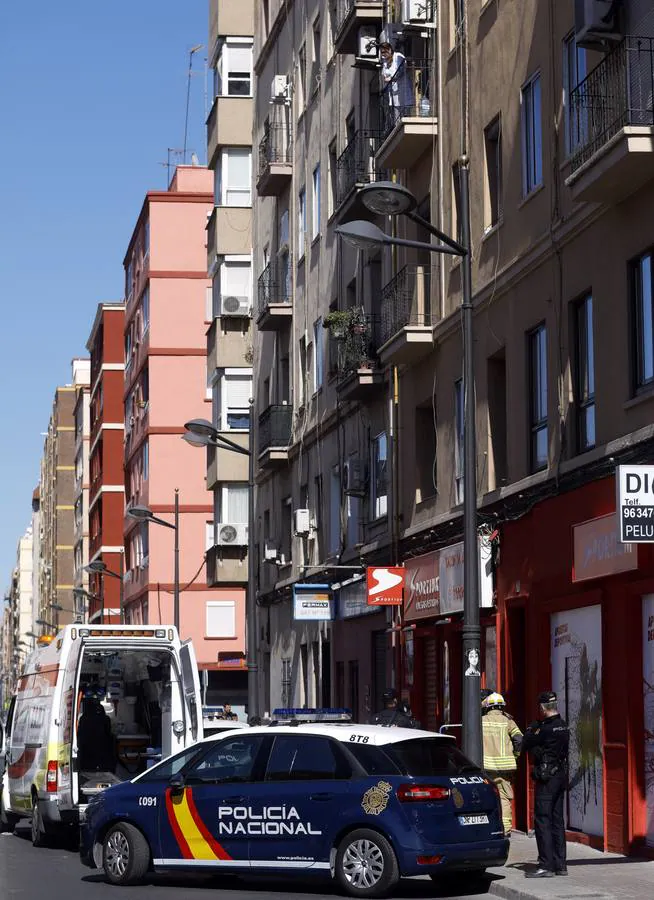 Un joven se ha atrincherado este lunes en el balcón de su casa, en la avenida Peset Aleixandre de Valencia, con varias bombonas de butano y dos cuchillo. Un negociador de la Policía le ha convencido para que entrada en el piso, tras dos horas de alarma en el barrio.