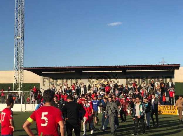 Jugadores y aficionados al acabar el partido. 