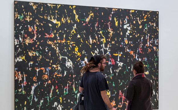 Dos visitantes del IVAM, ante una obra de 'La eclosión de la abstracción'.