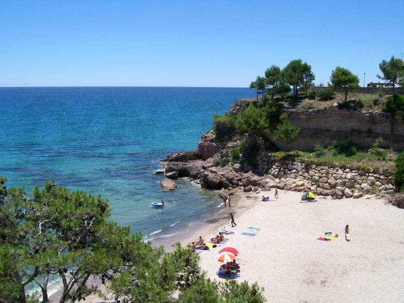 Tarragona ha estrenado bandera azul en la Cala Vienesos-dels Penyals, en Mont-roig del Camp.