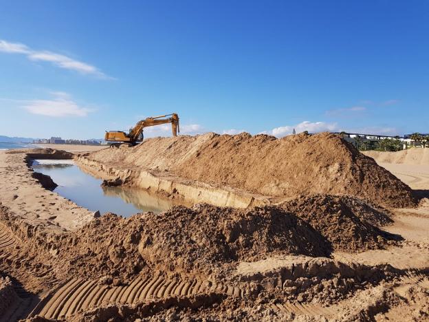 Máquinas trabajando ayer por la mañana en la extracción de arena de la zona sur de la playa de Xeraco. 