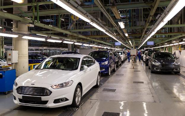 Línea de montaje de vehículos en la factoría de Ford en Almussafes. 