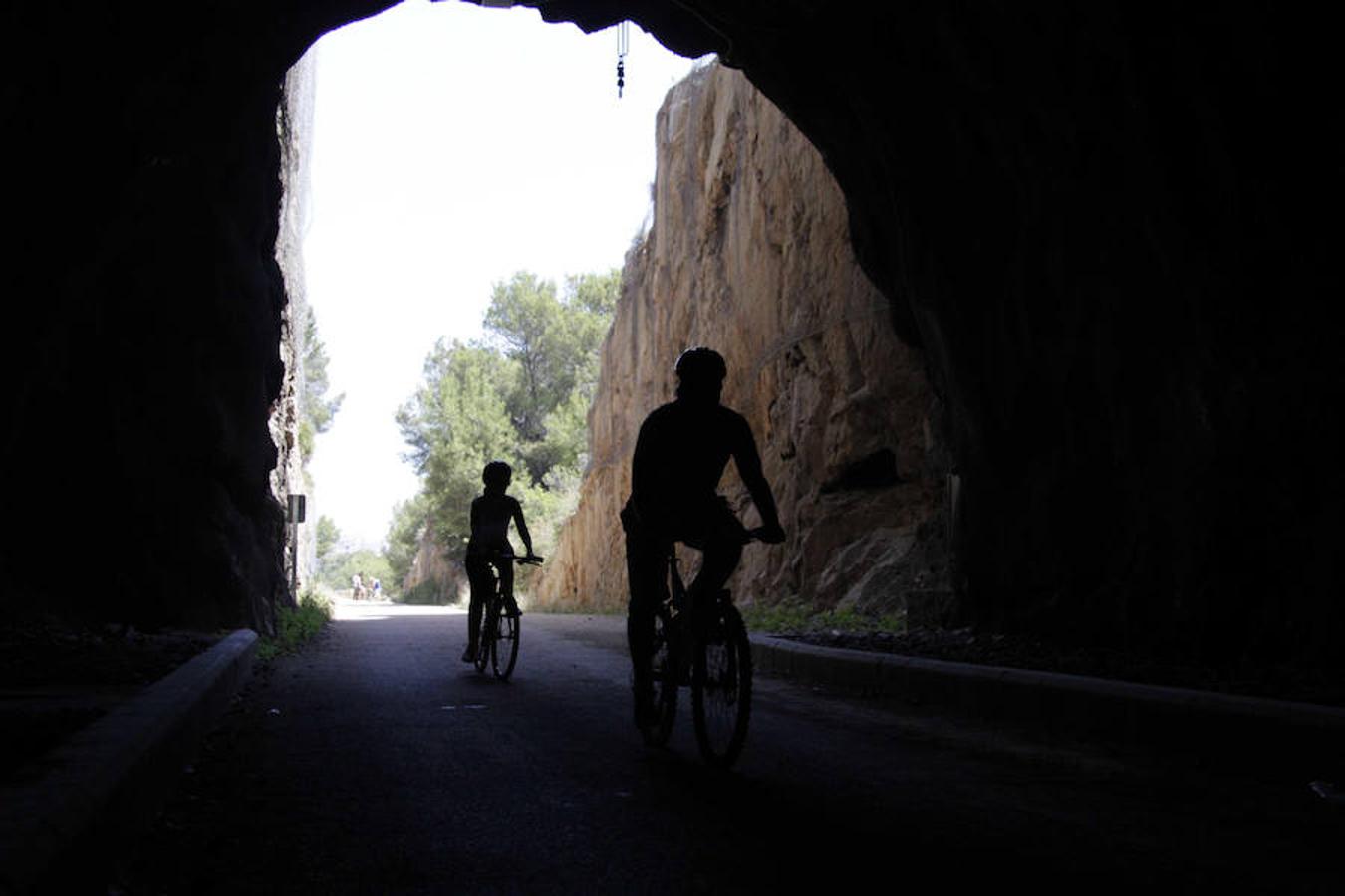 La Comunitat Valenciana, Andalucía, País Vasco, Cantabria... España tiene un red de Vías Verdes (rutas sobre el antiguo trazado del ferrocarril) de 2.700 kilómetros. Sólo en Valencia, Alicante y Castellón hay 11 de estos trazados y 162 kilómetros de naturaleza para disfrutar.