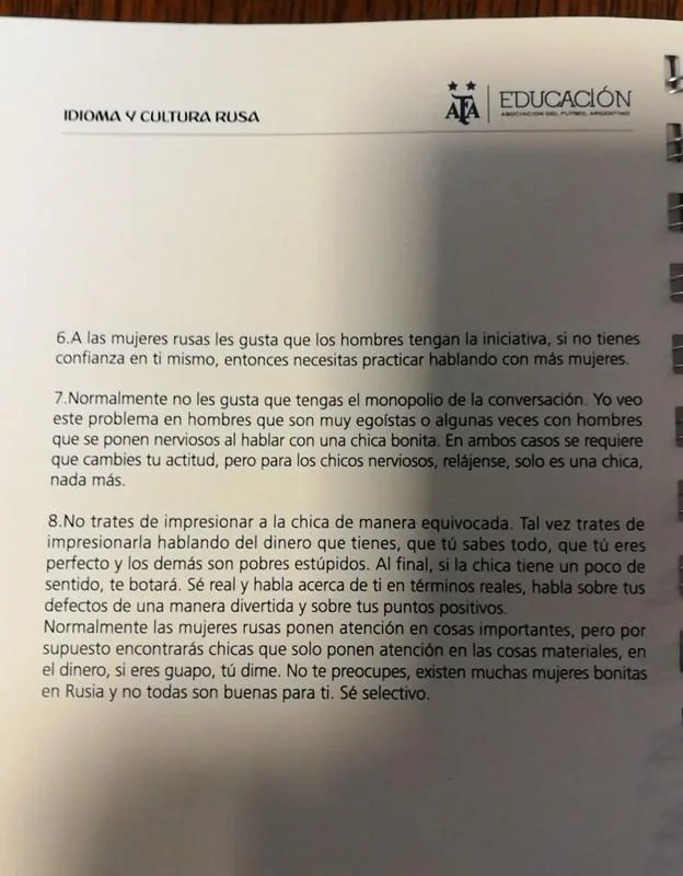 Fotografías realizadas por los periodistas del manual antes de que fuera retirado. 