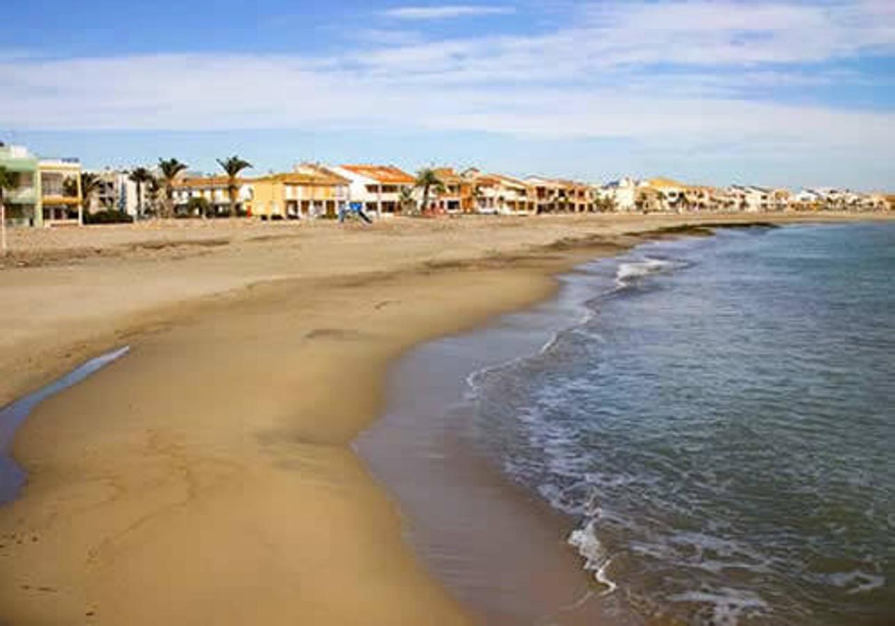 Con el buen clima se puede acercar a la playa de Puçol, que mantiene bandera azul.