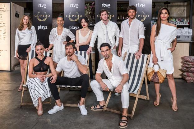 Los protagonistas de 'Cupido' posan durante la presentación de la serie, ayer en Madrid. 