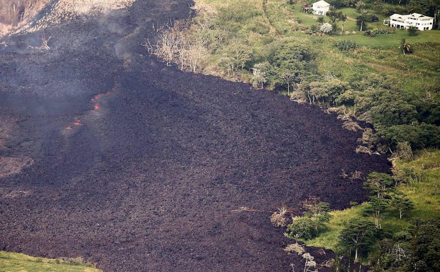 Tras varios días de temblores, el pasado 2 de mayo entró en erupción el volcán de Hawái. Más de 1.700 personas han tenido que ser evacuadas desde entonces y más de 37 estructuras, docenas de casas y coches han resultado destruidos. Trece días después, la erupción se mantiene activa. 