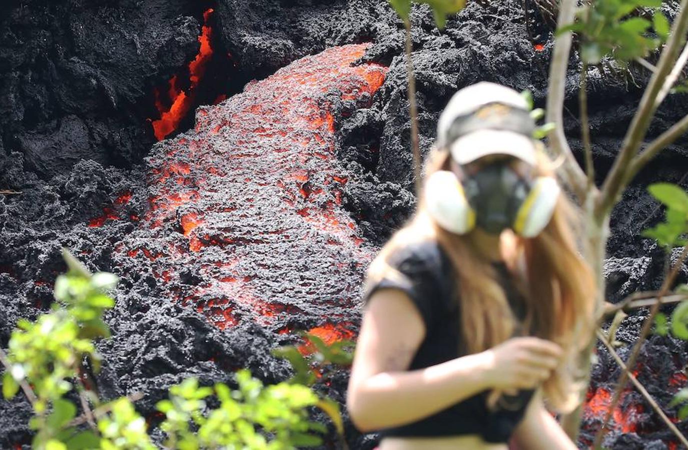 Tras varios días de temblores, el pasado 2 de mayo entró en erupción el volcán de Hawái. Más de 1.700 personas han tenido que ser evacuadas desde entonces y más de 37 estructuras, docenas de casas y coches han resultado destruidos. Trece días después, la erupción se mantiene activa. 