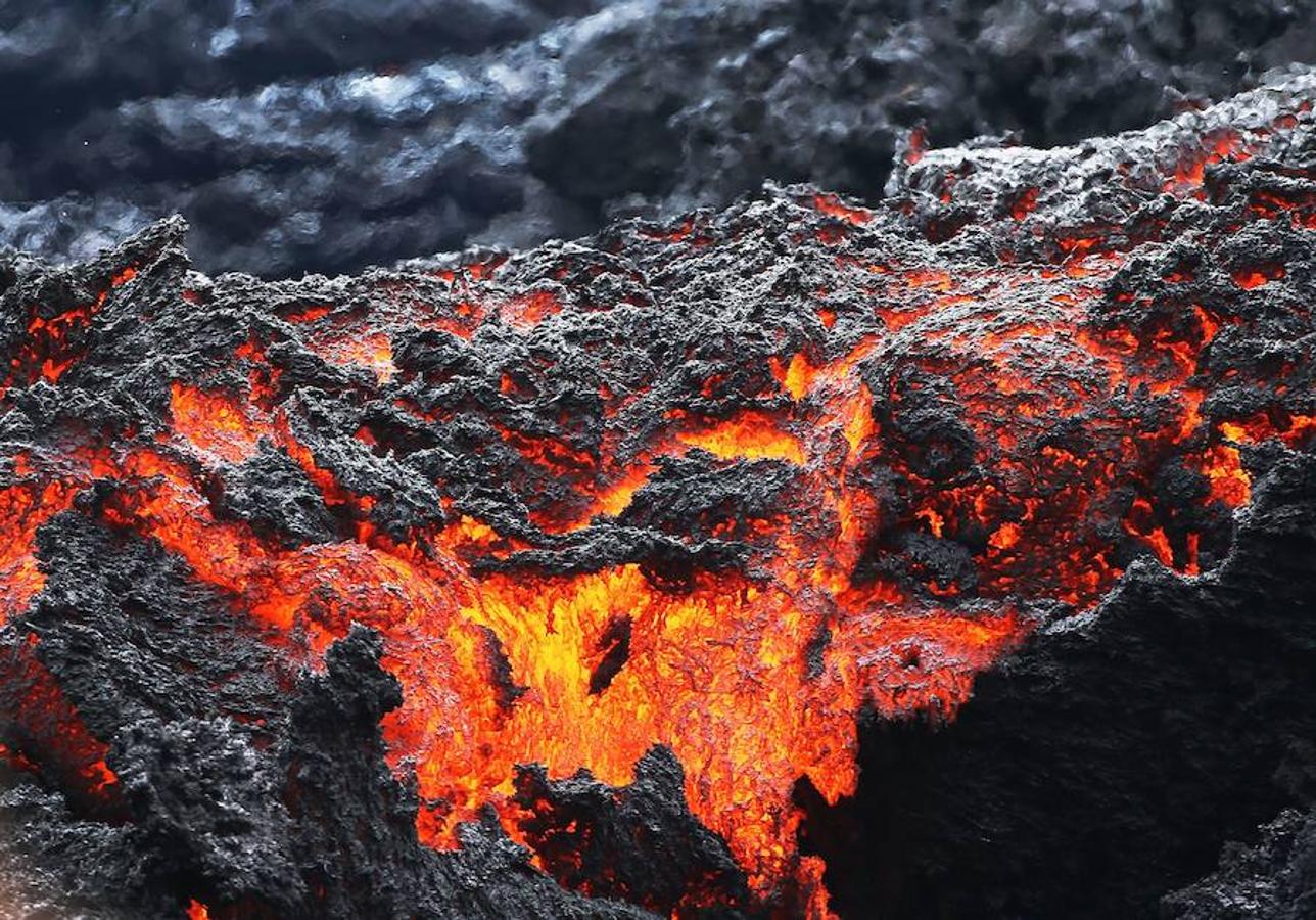 Tras varios días de temblores, el pasado 2 de mayo entró en erupción el volcán de Hawái. Más de 1.700 personas han tenido que ser evacuadas desde entonces y más de 37 estructuras, docenas de casas y coches han resultado destruidos. Trece días después, la erupción se mantiene activa. 