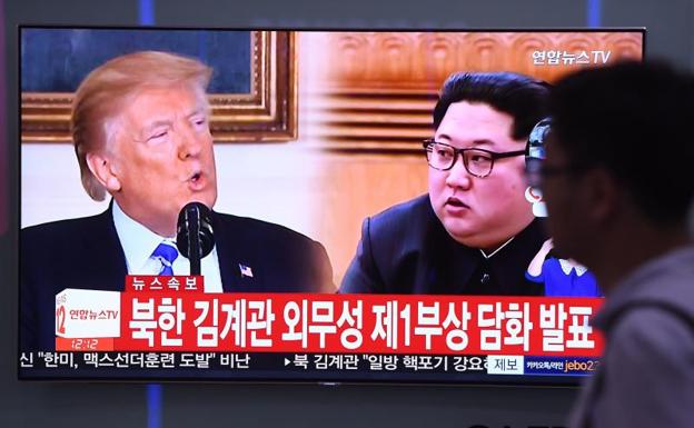 Donald Trump y Kim Jong-un, en un plasma.