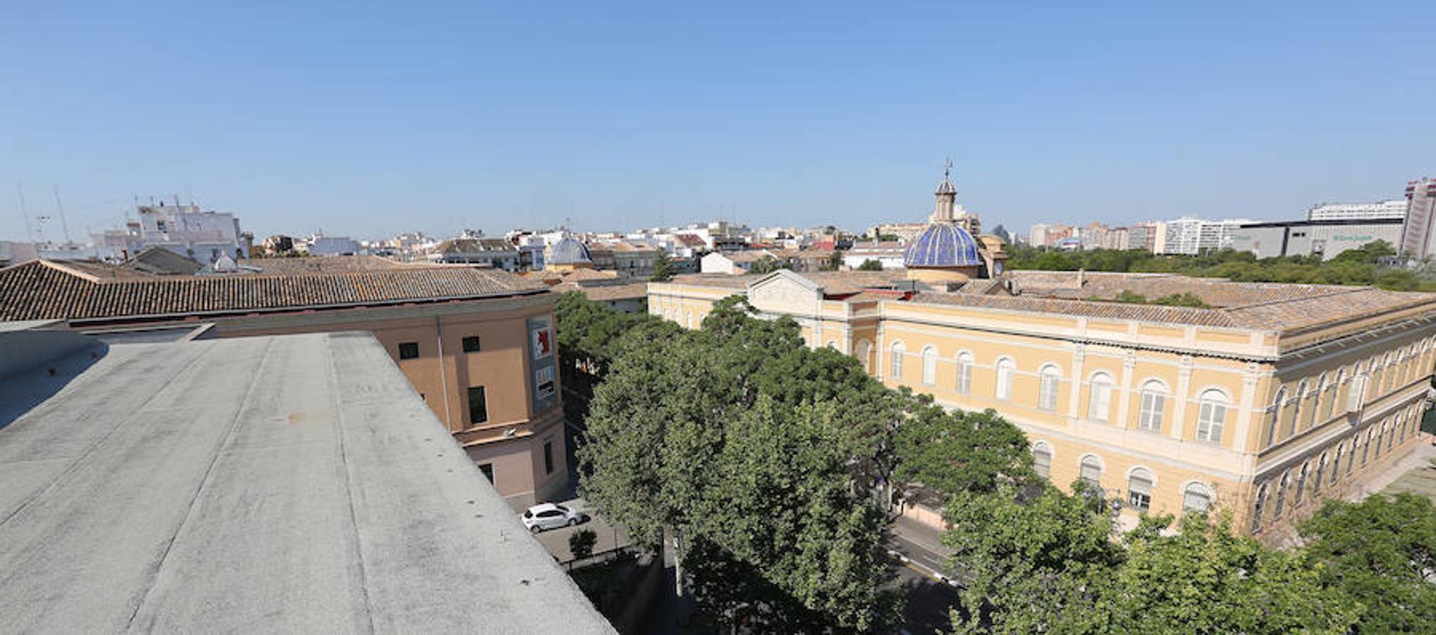 A propósito del Día Internacional de los Museos, nos colamos en uno de los espacios menos conocidos del IVAM, su tejado. Desde allí observamos Valencia como pocas veces la habíamos visto.