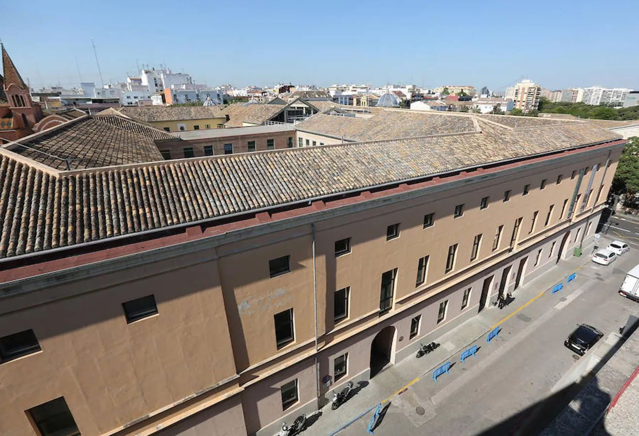 A propósito del Día Internacional de los Museos, nos colamos en uno de los espacios menos conocidos del IVAM, su tejado. Desde allí observamos Valencia como pocas veces la habíamos visto.