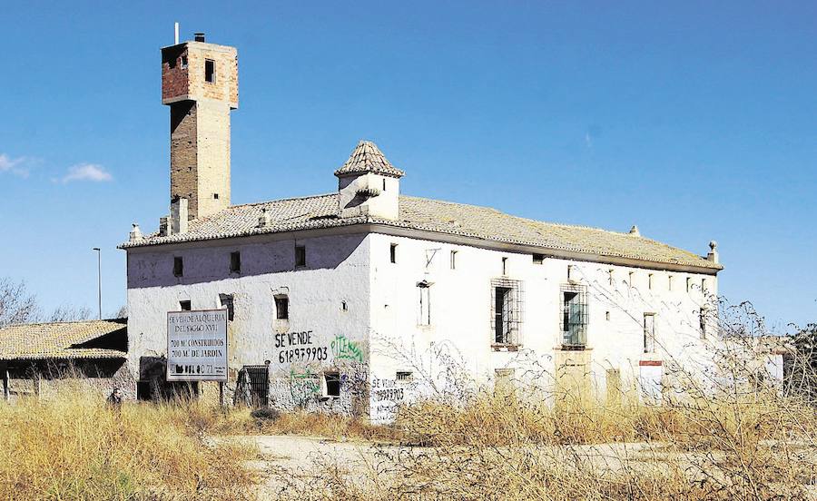 ALQUERÍAS VALENCIANAS | Son varias las típicas construcciones de la huerta valenciana que aún se mantienen alzadas. Antiguamente aún se podían ver más en el área metropolitana de Valencia. En su conjunto todas forman parte de la Lista Roja, destacando la Alquería de Falcó. Para la Asociación Hispania Nostra "58 alquerías y barracas valencianas corren un riesgo serio de desaparición".