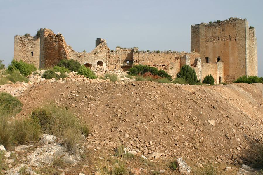 CASTILLO DE CHIREL | "Ruina progresiva por abandono" de este lugar emblemático de la localidad valenciana de Cortes de Pallás. Tiene origen musulmán, fue reconstruido en el siglo XV y la fortaleza fue destruida en 1748 por un gran terremoto que asoló la comarca del Canal de Navarrés.