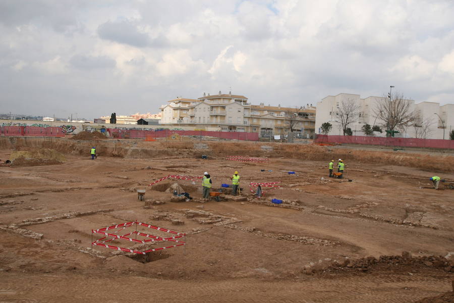 VILLA ROMANA DE PATERNA | La villa está datada de la época fundacional de la Valentia romana, sobre el año 138 a. C. con una extensión de 6.500 metros cuadrados. Al expolio hay que sumarle la construcción próxima de nuevas viviendas. Estaba en la LIsta Roja hasta el 23 de mayo, fecha en la que ha pasado a la Lista Verde. Se ha limpiado y adecuado la parcela, que "se encontraba llena de rastrojos y de vegetación", y han construido una rampa para acceder a la villa, que irá acompañada de otro acceso mediante una escalera metálica.Además, se han mejorado las paredes de la parcela que rodea el yacimiento para evitar desprendimientos de tierra con un muro de contención de bloque visto y se ha mejorado la visibilidad de la villa. Los otros monumentos de la Comunitat Valenciana que se encuentran en la Lista Roja son: Castillo de Vilamarxant, Palacio de Rubalcava (Orihuela), Alquería del Pi (Alfafar), Iglesia de San Juan Bautista (Loriguilla viejo), Iglesia Parroquial de la Purísima Concepción (Vall de Almonacid)m Torre y Capilla El Ciprés de Alicante, Granja de Sinyent (Polinyà del Xúquer), Casona del Marqués de Lacy (Elda), Casa Señorial de la sirena (Alfara del Patriarca), Guertas históricas del Barranco de Baburlla (Cortes de Pallás), Recinto amurallado de Torralba de Pinar, Casa-Castillo del Barón de Petrés, Murallas renacentistas de Altea, Torres y Atalayas de Alicante, Ermita del Calvario (Canet Lo Roig), Palacio de loz Vizcondes de Chelva, Castillo de Montornés de Benicàssim, Castillo de Orihuela, Castillo de Azuébar, Castillo de Almonecir (Vall de Almonacid) y la Iglesia de San Agustín (Orihuela).