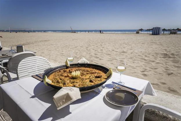 Una paella para degustar en la terraza de este local.