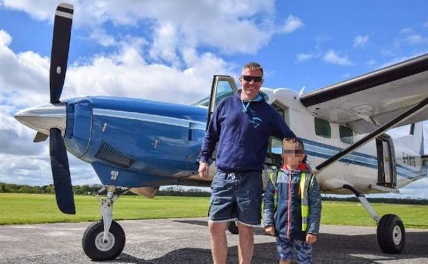 Salta en paracaídas y segundos después se estrella el avión con su hijo a bordo