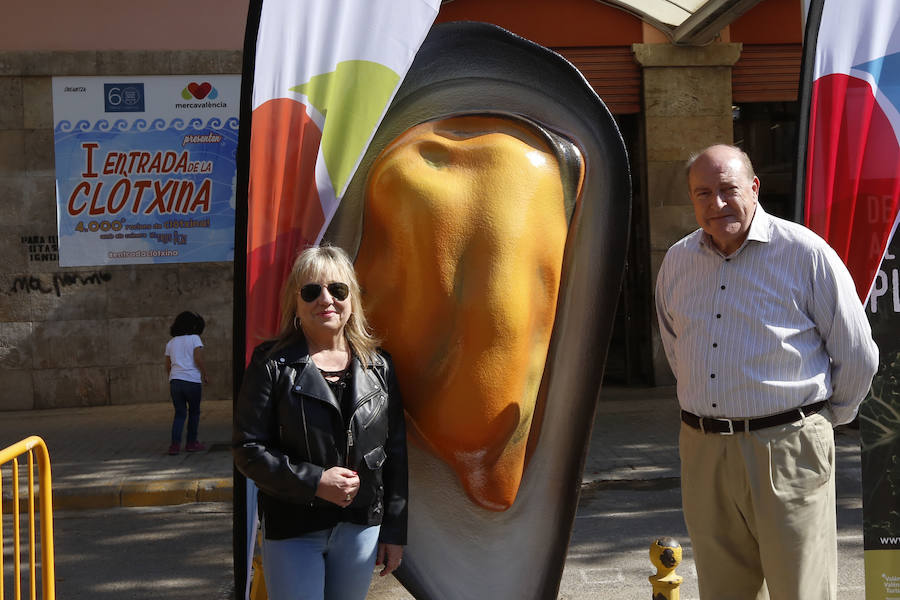 Del Tros al Plat, el programa gastronómico de València Turisme, organizó ayer un 'showcooking' de recetas a base de clóchinas en el 60 aniversario del Mercado del Cabanyal de Valencia. La cita fue un auténtico éxito con cientos de personas acercándose al mercado del barrio marinero por excelencia. Además de servir recetas especiales del molusco durante el aniversario, los restauradores de la organización trasladarán a sus cartas varios platos con el mejillón mediterráneo como protagonista, durante varios días.