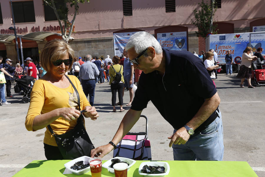 Del Tros al Plat, el programa gastronómico de València Turisme, organizó ayer un 'showcooking' de recetas a base de clóchinas en el 60 aniversario del Mercado del Cabanyal de Valencia. La cita fue un auténtico éxito con cientos de personas acercándose al mercado del barrio marinero por excelencia. Además de servir recetas especiales del molusco durante el aniversario, los restauradores de la organización trasladarán a sus cartas varios platos con el mejillón mediterráneo como protagonista, durante varios días.