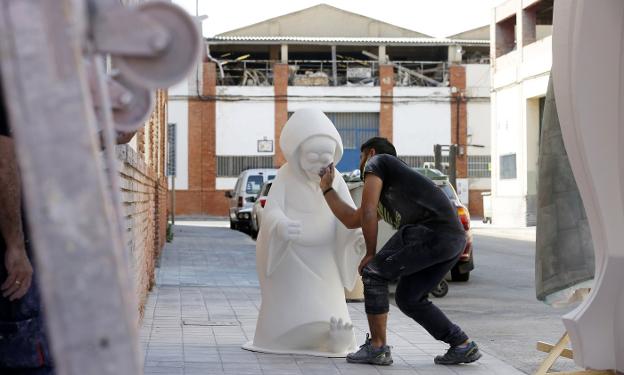  Arte. Proceso de lijado de una pieza realizado por un artista.  