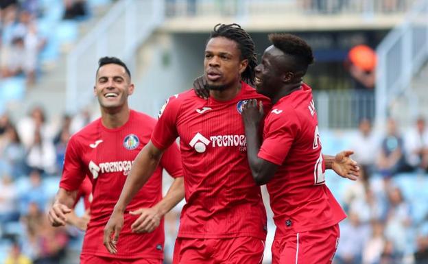 Rémy (c), autor del gol de penalti que dio la victoria al Getafe. 