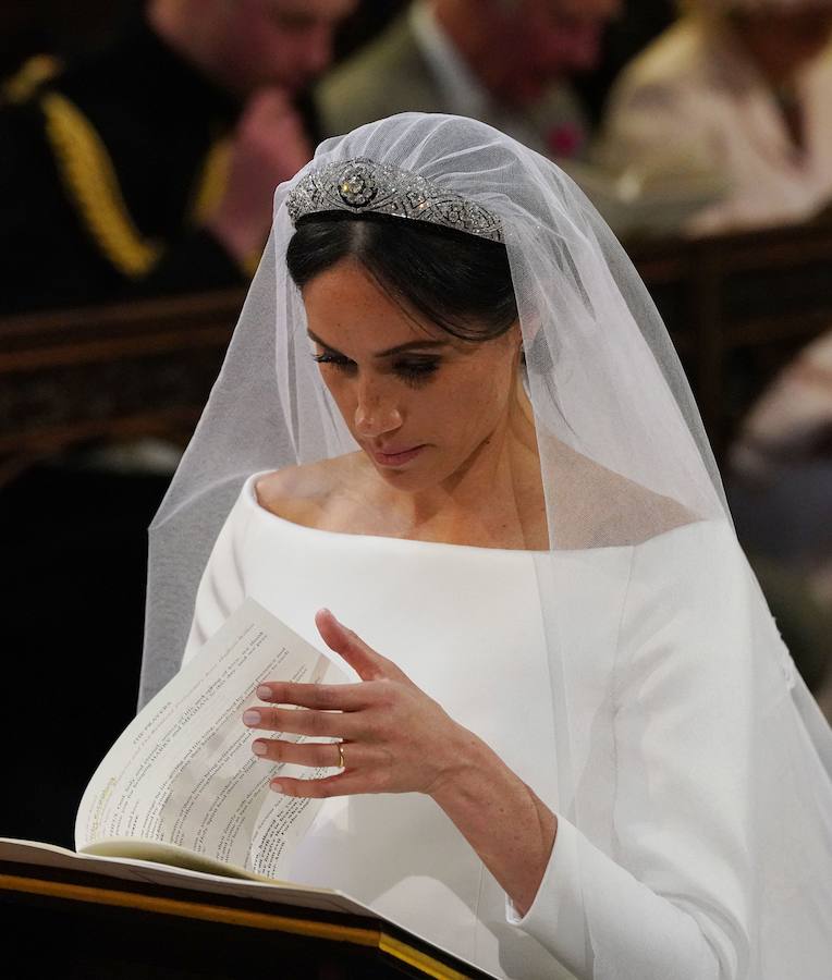 La estadounidense Meghan Markle escogió a la diseñadora británica Clare Waight Keller para su vestido de novia en la boda celebrada hoy en el castillo de Windsor con el príncipe Enrique. Markle lució un diseño muy sencillo, blanco inmaculado con escote de cuello de barco y cubrió su rostro con un velo transparente, adornado con bordados en los bordes hechos de organza y con una cola de cinco metros de longitud. La exactriz adornó su cabeza con una tiara de diamantes, prestada por la abuela del príncipe Enrique, la reina Isabel II.