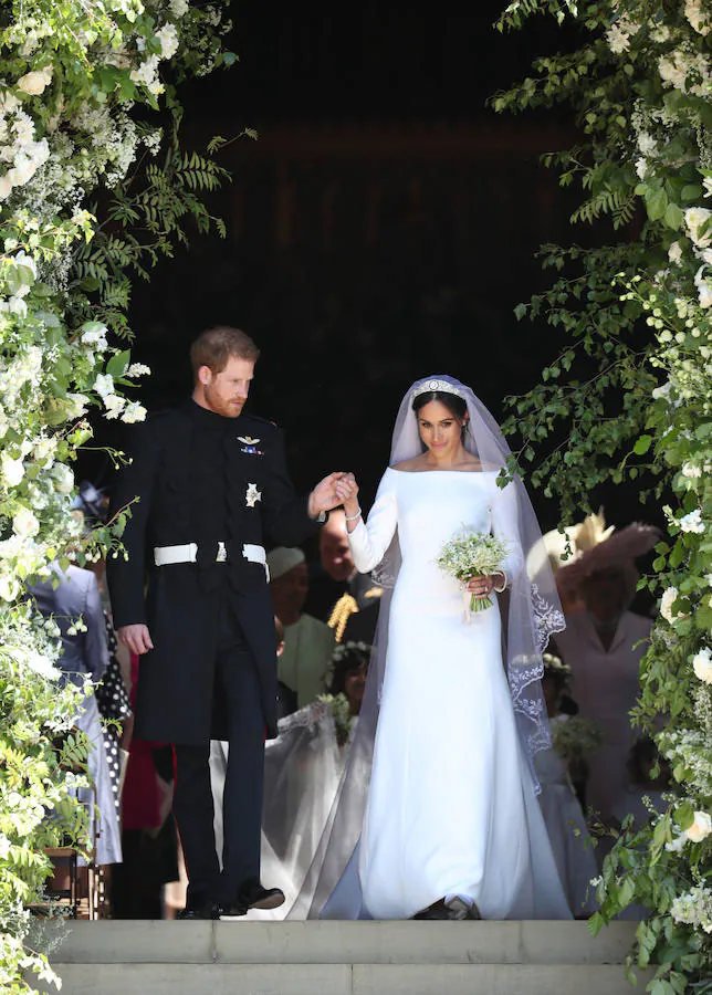 La estadounidense Meghan Markle escogió a la diseñadora británica Clare Waight Keller para su vestido de novia en la boda celebrada hoy en el castillo de Windsor con el príncipe Enrique. Markle lució un diseño muy sencillo, blanco inmaculado con escote de cuello de barco y cubrió su rostro con un velo transparente, adornado con bordados en los bordes hechos de organza y con una cola de cinco metros de longitud. La exactriz adornó su cabeza con una tiara de diamantes, prestada por la abuela del príncipe Enrique, la reina Isabel II.