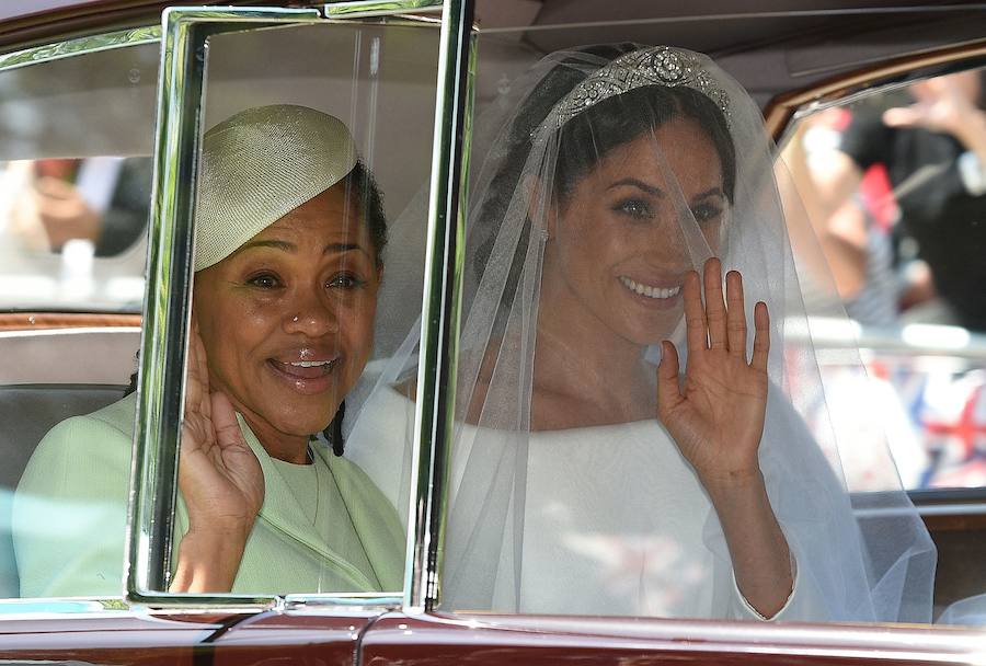 La estadounidense Meghan Markle escogió a la diseñadora británica Clare Waight Keller para su vestido de novia en la boda celebrada hoy en el castillo de Windsor con el príncipe Enrique. Markle lució un diseño muy sencillo, blanco inmaculado con escote de cuello de barco y cubrió su rostro con un velo transparente, adornado con bordados en los bordes hechos de organza y con una cola de cinco metros de longitud. La exactriz adornó su cabeza con una tiara de diamantes, prestada por la abuela del príncipe Enrique, la reina Isabel II.