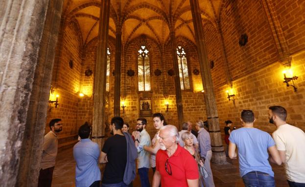 Visitantes en la sede del Ejército en el Convento de Santo Domingo.