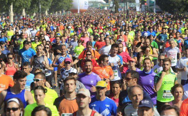 Algunos corredores en el Paseo de la Alameda.