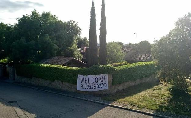 La pancarta que han colgado las juventudes de Vox. 