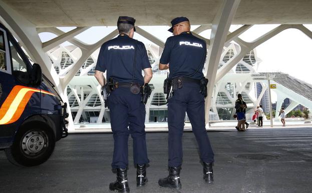 Una pareja de la Policía Nacional en Valencia, en una imagen de archivo.