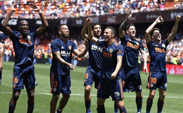 Los jugadores dan la vuelta al estadio en agradecimiento a la afición.