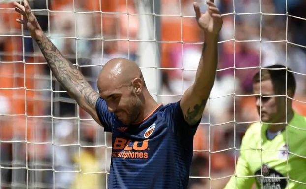 Simone Zaza celebra el gol luciendo la nueva camiseta.