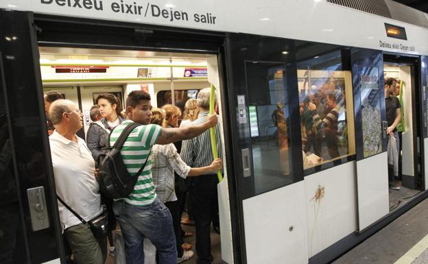 Pasajeros en el metro de Valencia. 