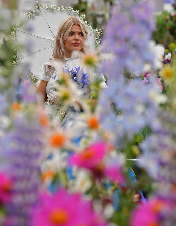 El Chelsea Flowers Show, que se celebra estos días en Londres, es mucho más que una exposición de jardinería. Organizado cada año por la Royal Horticultural Society's, es el espectáculo de flores y jardinería más famoso de Reino Unido y probablemente del mundo: flores, moda, complementos, danza... Y apadrinado por el Gobierno británico y la propia Casa Real. 