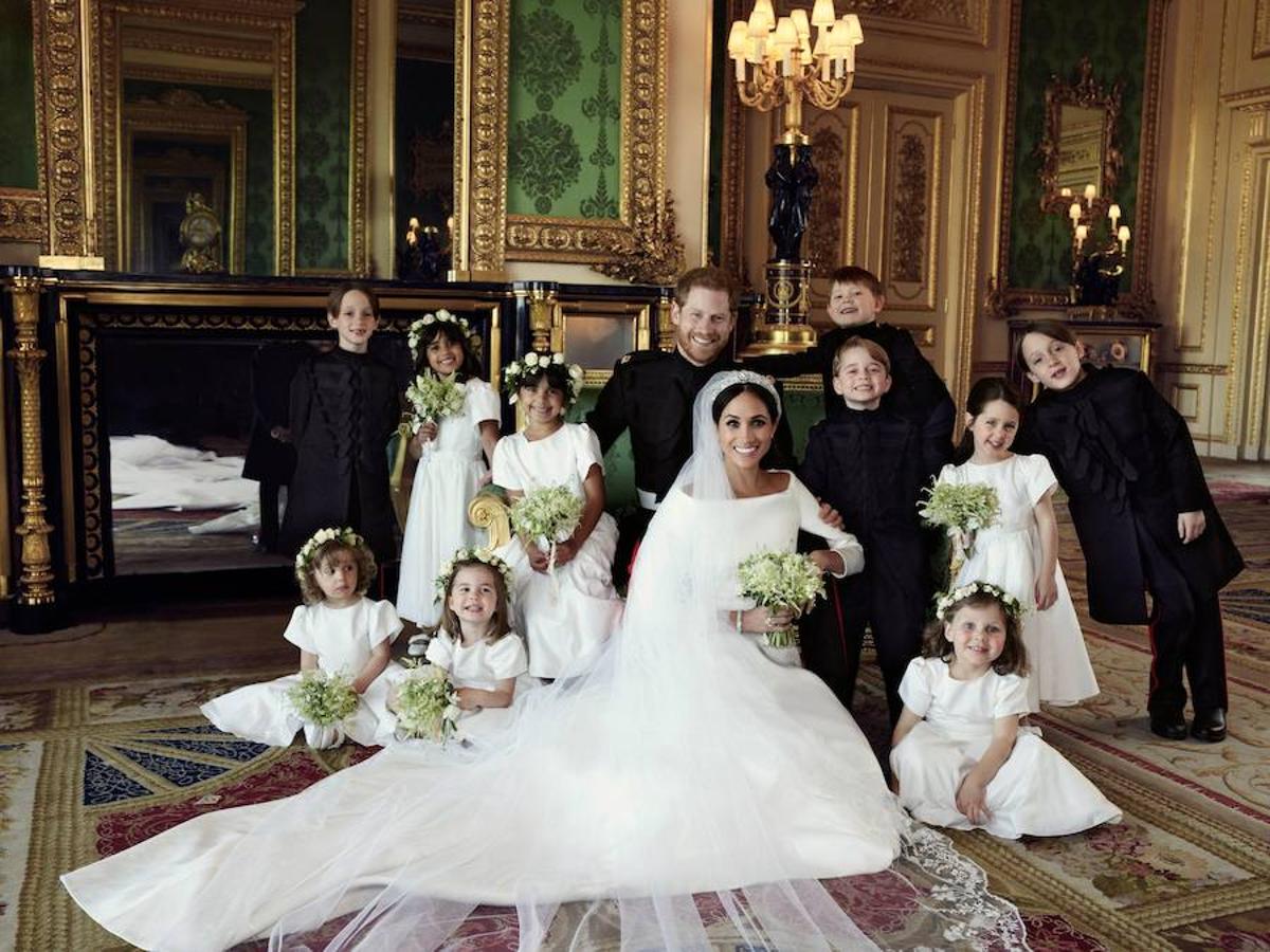 Dos días después del enlace que ha revolucionado Reino Unido, la casa real británica ha publicado las primeras fotografías oficiales de la boda entre el príncipe Harry y  Meghan Markle . Las fotografías fueron tomadas después de la ceremonia, en Windsor, por el fotógrafo Alexi Lubomirsk. El artista también fue el encargado de realizar las instantáneas oficiales del anuncio del compromiso entre los ahora duques de Sussex.