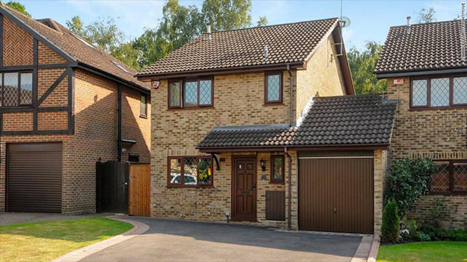 El hogar del conocido mago, Harry Potter, no la podrás encontrar en el 4 de Privet Drive sino en el 12 de Picket Post Close, en Berkshire. Muchos fans de la saga acuden para visitarla, por eso si eres uno de ellos recuerda que se trata de una casa privada. 