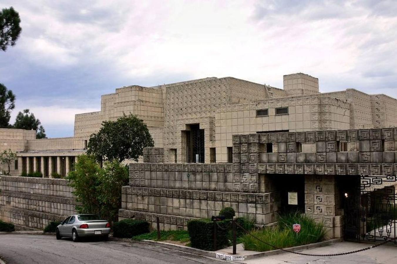 Esta casa, conocida como 'Ennis House' y por la obra maestra de Ridley Scott, 'Blade Runner', se trata de un lugar construido por el arquitecto Frank LLoyd Wright en 1924 sobre las colinas de Hollywood. En 2009, fue vendida por un millón y medio de dólares. 