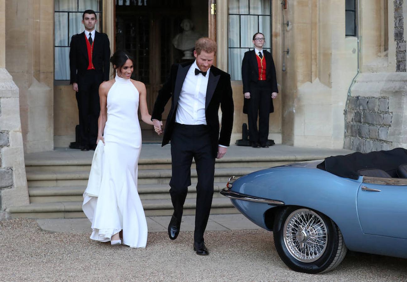 Dos días después del enlace que ha revolucionado Reino Unido, la casa real británica ha publicado las primeras fotografías oficiales de la boda entre el príncipe Harry y  Meghan Markle . Las fotografías fueron tomadas después de la ceremonia, en Windsor, por el fotógrafo Alexi Lubomirsk. El artista también fue el encargado de realizar las instantáneas oficiales del anuncio del compromiso entre los ahora duques de Sussex.