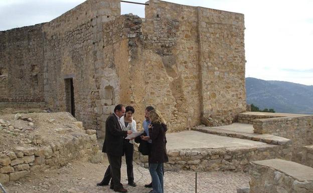 Obras de restauración en el Castillo de Xivert en 2007. 