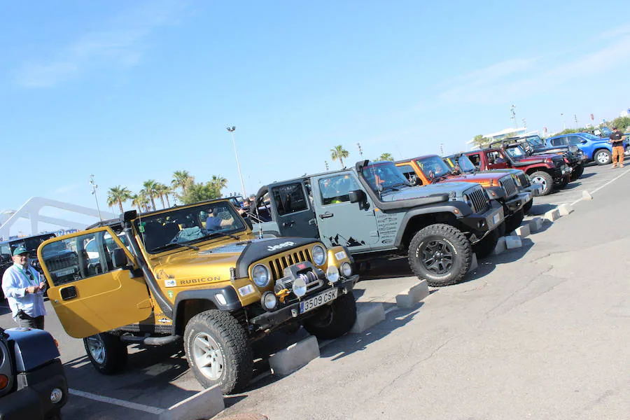 Los propietarios del modelo más reconocido de Jeep, el Wrangler, se reunieron en Valencia para la celebración del primer 'Topless Day' de la marca en España, organizado por el Club de propietarios Jeep Valencia. El 'Topless Day' es el día en el que los propietarios del Wrangler retiran las capotas para empezar circular a cielo abierto durante el verano. Más de 40 unidades, de Alicante a Barcelona pasando por Madrid o Albacete, de modelos Jeep desde los años ochenta hasta la actualidad se reunieron en la Marina para 'destaparse' y realizar un recorrido que les llevó por el Paseo Marítimo de la ciudad, El Palmar y los arrozales de la Albufera hasta el 'Circuit de la Ribera', en Guadassuar, donde una multitudinaria paella y varios recorridos en la pista dieron fin a la jornada. Entre los participantes no había dos Jeep iguales, y destacó la amplia variedad de accesorios, decoraciones, colores y grandes ruedas que hacen que cada uno de estos coches sea totalmente único.