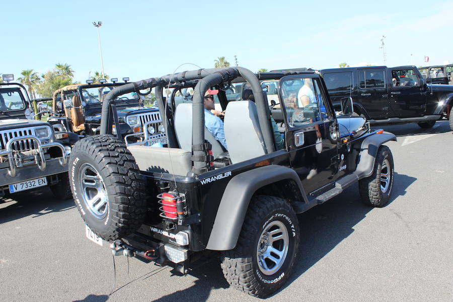 Los propietarios del modelo más reconocido de Jeep, el Wrangler, se reunieron en Valencia para la celebración del primer 'Topless Day' de la marca en España, organizado por el Club de propietarios Jeep Valencia. El 'Topless Day' es el día en el que los propietarios del Wrangler retiran las capotas para empezar circular a cielo abierto durante el verano. Más de 40 unidades, de Alicante a Barcelona pasando por Madrid o Albacete, de modelos Jeep desde los años ochenta hasta la actualidad se reunieron en la Marina para 'destaparse' y realizar un recorrido que les llevó por el Paseo Marítimo de la ciudad, El Palmar y los arrozales de la Albufera hasta el 'Circuit de la Ribera', en Guadassuar, donde una multitudinaria paella y varios recorridos en la pista dieron fin a la jornada. Entre los participantes no había dos Jeep iguales, y destacó la amplia variedad de accesorios, decoraciones, colores y grandes ruedas que hacen que cada uno de estos coches sea totalmente único.