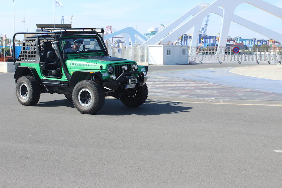 Los propietarios del modelo más reconocido de Jeep, el Wrangler, se reunieron en Valencia para la celebración del primer 'Topless Day' de la marca en España, organizado por el Club de propietarios Jeep Valencia. El 'Topless Day' es el día en el que los propietarios del Wrangler retiran las capotas para empezar circular a cielo abierto durante el verano. Más de 40 unidades, de Alicante a Barcelona pasando por Madrid o Albacete, de modelos Jeep desde los años ochenta hasta la actualidad se reunieron en la Marina para 'destaparse' y realizar un recorrido que les llevó por el Paseo Marítimo de la ciudad, El Palmar y los arrozales de la Albufera hasta el 'Circuit de la Ribera', en Guadassuar, donde una multitudinaria paella y varios recorridos en la pista dieron fin a la jornada. Entre los participantes no había dos Jeep iguales, y destacó la amplia variedad de accesorios, decoraciones, colores y grandes ruedas que hacen que cada uno de estos coches sea totalmente único.