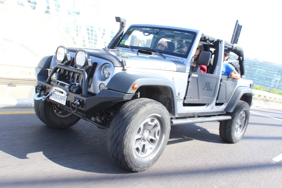 Los propietarios del modelo más reconocido de Jeep, el Wrangler, se reunieron en Valencia para la celebración del primer 'Topless Day' de la marca en España, organizado por el Club de propietarios Jeep Valencia. El 'Topless Day' es el día en el que los propietarios del Wrangler retiran las capotas para empezar circular a cielo abierto durante el verano. Más de 40 unidades, de Alicante a Barcelona pasando por Madrid o Albacete, de modelos Jeep desde los años ochenta hasta la actualidad se reunieron en la Marina para 'destaparse' y realizar un recorrido que les llevó por el Paseo Marítimo de la ciudad, El Palmar y los arrozales de la Albufera hasta el 'Circuit de la Ribera', en Guadassuar, donde una multitudinaria paella y varios recorridos en la pista dieron fin a la jornada. Entre los participantes no había dos Jeep iguales, y destacó la amplia variedad de accesorios, decoraciones, colores y grandes ruedas que hacen que cada uno de estos coches sea totalmente único.