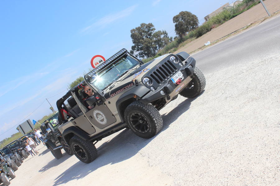 Los propietarios del modelo más reconocido de Jeep, el Wrangler, se reunieron en Valencia para la celebración del primer 'Topless Day' de la marca en España, organizado por el Club de propietarios Jeep Valencia. El 'Topless Day' es el día en el que los propietarios del Wrangler retiran las capotas para empezar circular a cielo abierto durante el verano. Más de 40 unidades, de Alicante a Barcelona pasando por Madrid o Albacete, de modelos Jeep desde los años ochenta hasta la actualidad se reunieron en la Marina para 'destaparse' y realizar un recorrido que les llevó por el Paseo Marítimo de la ciudad, El Palmar y los arrozales de la Albufera hasta el 'Circuit de la Ribera', en Guadassuar, donde una multitudinaria paella y varios recorridos en la pista dieron fin a la jornada. Entre los participantes no había dos Jeep iguales, y destacó la amplia variedad de accesorios, decoraciones, colores y grandes ruedas que hacen que cada uno de estos coches sea totalmente único.