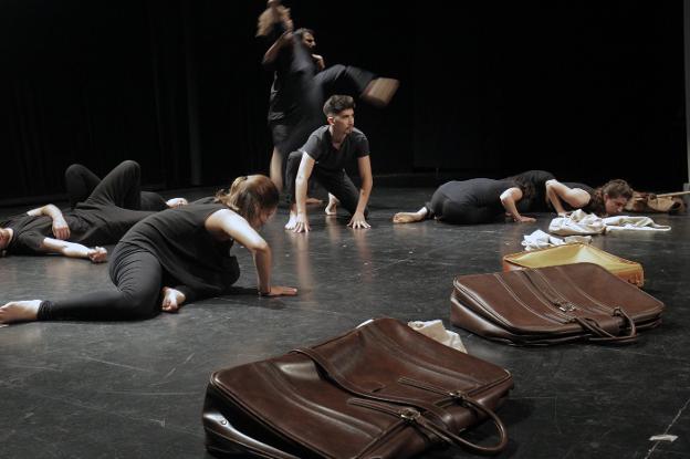 El grupo Secena Erasmus Padova interpretando en La Nau una escena de 'Las Troyanas'. 