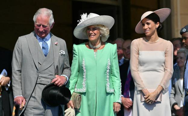 Imagen principal - El príncipe Carlos, Camila, Meghan y Harry, este martes, en los jardines del Palacio de Buckingham. 