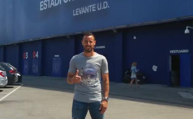 Pedro López tras firmar su renovación a la salida del Ciutat.